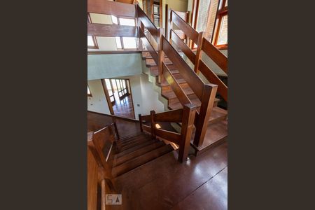 Escadas de casa para alugar com 3 quartos, 720m² em Alphaville, Santana de Parnaíba