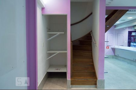 Casa à venda com 160m², 2 quartos e 3 vagas Casa à venda com 160m², 2 quartos e 3 vagasEscada - Acesso as Salas 1, 2 e Salão 3