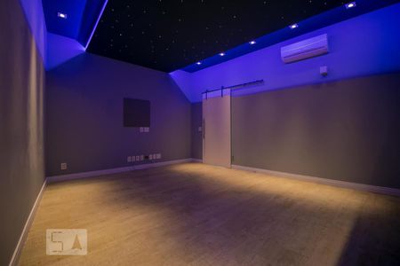 Sala de TV de casa de condomínio à venda com 3 quartos, 472m² em Vila Hollândia, Campinas