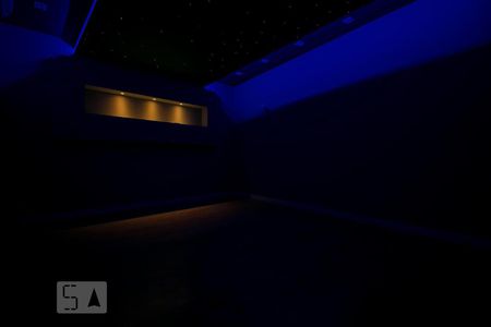 Sala de TV de casa de condomínio à venda com 3 quartos, 472m² em Vila Hollândia, Campinas