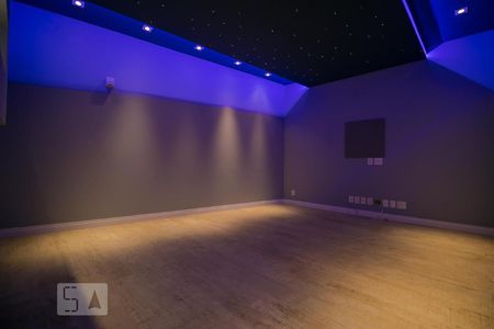 Sala de TV de casa de condomínio à venda com 3 quartos, 472m² em Vila Hollândia, Campinas