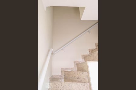 Escadas  de casa de condomínio para alugar com 2 quartos, 63m² em Penha de França, São Paulo