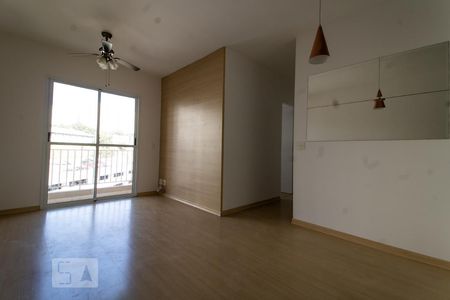 Sala de apartamento para alugar com 3 quartos, 78m² em Jardim Tupanci, Barueri