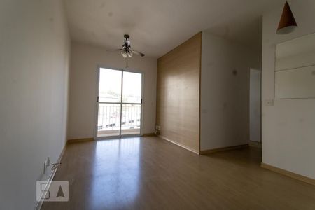 Sala de apartamento para alugar com 3 quartos, 78m² em Jardim Tupanci, Barueri