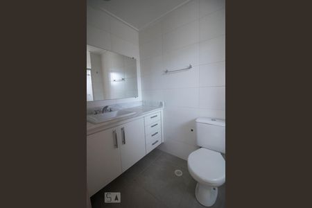 Banheiro da suite  de apartamento para alugar com 1 quarto, 50m² em Campestre, Santo André