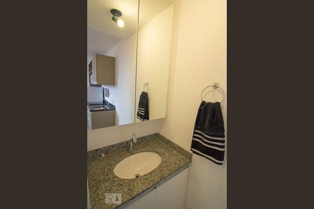 Banheiro de kitnet/studio para alugar com 1 quarto, 18m² em Prado Velho, Curitiba