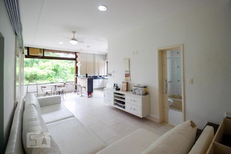 Sala de Estar de casa de condomínio para alugar com 3 quartos, 1500m² em Vargem Pequena, Rio de Janeiro