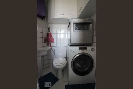 Banheiro de Serviço de apartamento para alugar com 2 quartos, 57m² em Jardim Íris, São Paulo