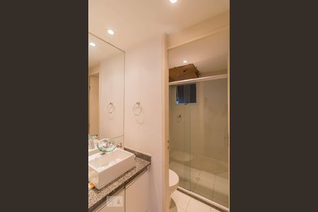 Banheiro de apartamento à venda com 3 quartos, 61m² em Vila Endres , Guarulhos