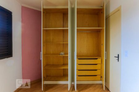 Quarto 1 Armário de apartamento para alugar com 2 quartos, 60m² em Vila Santo Estéfano, São Paulo