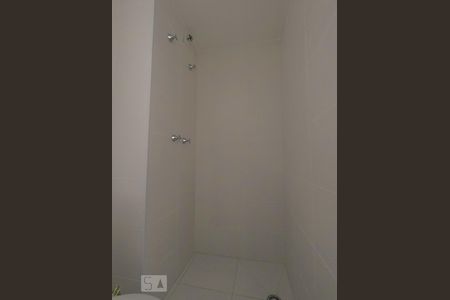 Banheiro de kitnet/studio para alugar com 1 quarto, 28m² em Liberdade, São Paulo