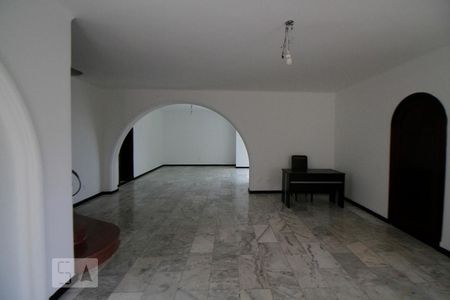 Casa para alugar com 6 quartos, 330m² em Pacaembu, São Paulo