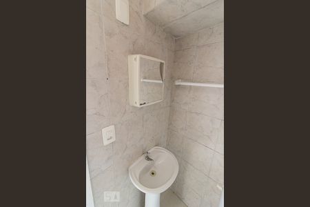 Banheiro de kitnet/studio para alugar com 1 quarto, 33m² em Novo Mundo, Curitiba