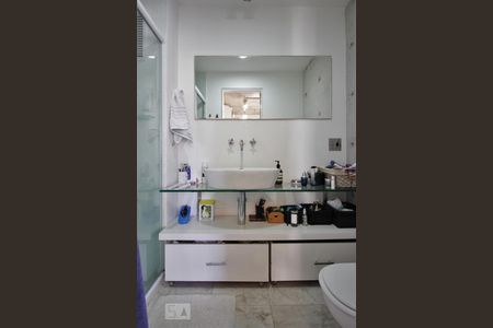 Banheiro de apartamento à venda com 1 quarto, 70m² em Jardim Fonte do Morumbi, São Paulo