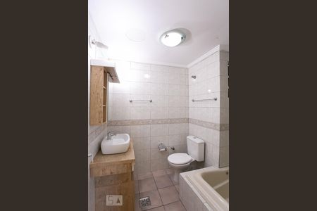Banheiro de apartamento à venda com 2 quartos, 65m² em Cristal, Porto Alegre