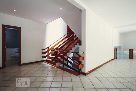 Escada de casa de condomínio à venda com 5 quartos, 579m² em Itanhangá, Rio de Janeiro