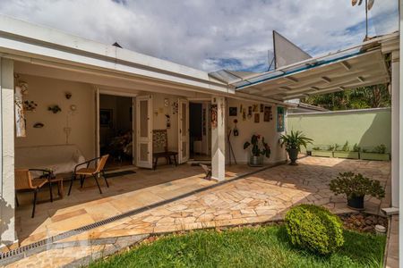 Casa à venda com 450m², 4 quartos e 3 vagas Casa à venda com 450m², 4 quartos e 3 vagasQuintal