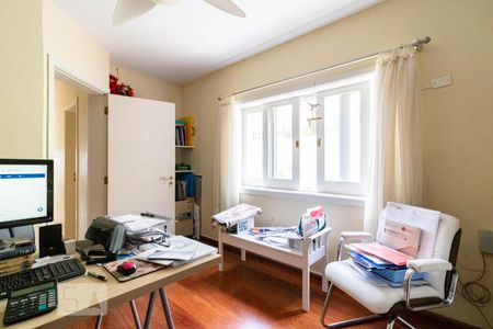 Casa à venda com 450m², 4 quartos e 3 vagas Casa à venda com 450m², 4 quartos e 3 vagasEscritório