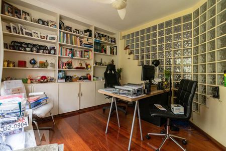 Casa à venda com 450m², 4 quartos e 3 vagas Casa à venda com 450m², 4 quartos e 3 vagasEscritório