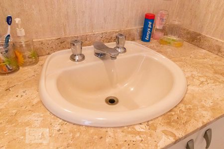 Casa à venda com 450m², 4 quartos e 3 vagas Casa à venda com 450m², 4 quartos e 3 vagasBanheiro da Suíte 4