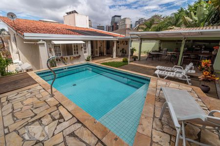 Casa à venda com 450m², 4 quartos e 3 vagas Casa à venda com 450m², 4 quartos e 3 vagasQuintal