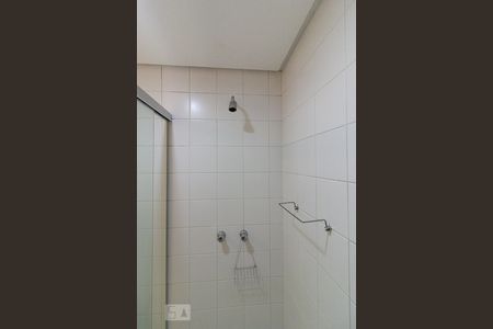 Banheiro de kitnet/studio para alugar com 1 quarto, 30m² em Centro, Curitiba