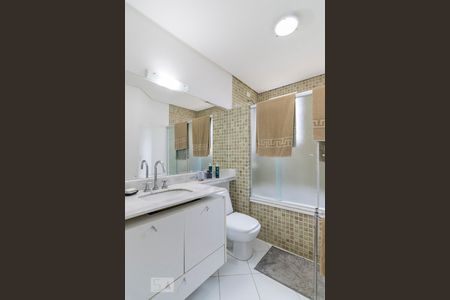 Banheiro da Suite de casa de condomínio para alugar com 3 quartos, 255m² em Vila Floresta, Santo André