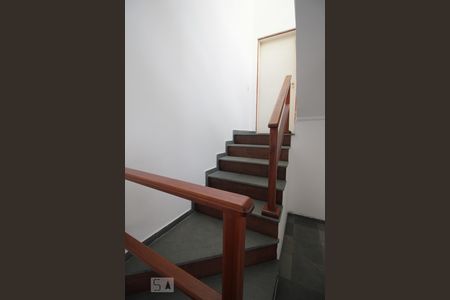 Escadas de casa para alugar com 3 quartos, 130m² em Lar São Paulo, São Paulo
