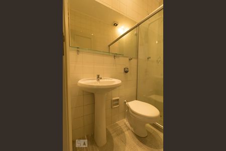 banheiro social de apartamento para alugar com 2 quartos, 40m² em Moinhos de Vento, Porto Alegre