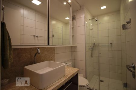 Banheiro  de apartamento para alugar com 3 quartos, 72m² em Rubem Berta, Porto Alegre