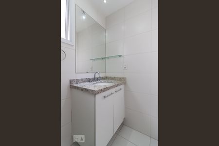 Banheiro de apartamento para alugar com 2 quartos, 65m² em Parque Industrial Tomas Edson, São Paulo