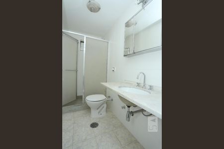 Banheiro da Suíte de apartamento para alugar com 2 quartos, 59m² em Copacabana, Rio de Janeiro