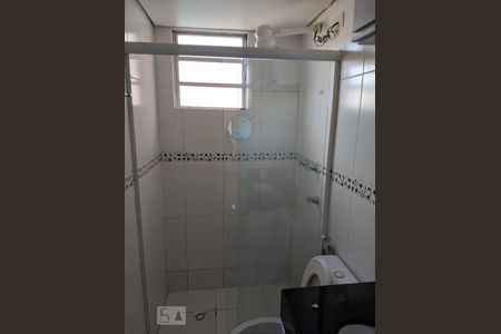 Banheiro de apartamento para alugar com 2 quartos, 45m² em Capão Raso, Curitiba