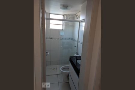 Banheiro de apartamento para alugar com 2 quartos, 45m² em Capão Raso, Curitiba