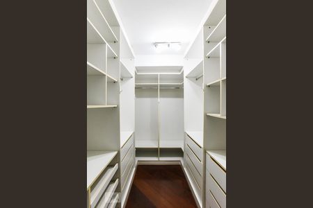 Apartamento à venda com 180m², 4 quartos e 3 vagas Apartamento à venda com 180m², 4 quartos e 3 vagasCloset da Suíte 3