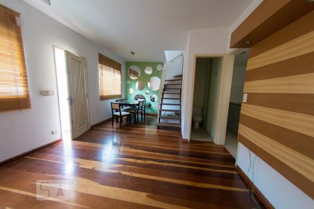 Sala de casa de condomínio para alugar com 3 quartos, 122m² em Vila Madalena, São Paulo