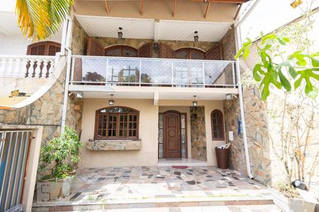 Casa para alugar com 265m², 4 quartos e 2 vagas Casa para alugar com 265m², 4 quartos e 2 vagasFachada