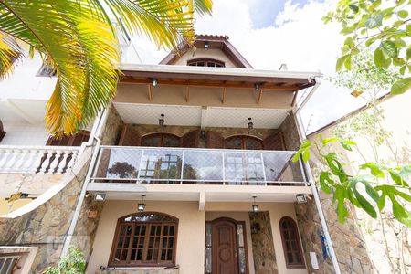 Casa para alugar com 265m², 4 quartos e 2 vagas Casa para alugar com 265m², 4 quartos e 2 vagasFachada