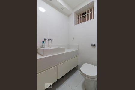 Lavabo de casa para alugar com 4 quartos, 312m² em Alto da Lapa, São Paulo