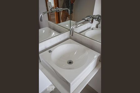 Lavabo de apartamento para alugar com 1 quarto, 50m² em Cambuí, Campinas