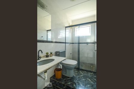 Banheiro de apartamento à venda com 1 quarto, 43m² em Vila Nova, Porto Alegre
