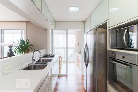 Cozinha de apartamento à venda com 2 quartos, 138m² em Santo Amaro, São Paulo