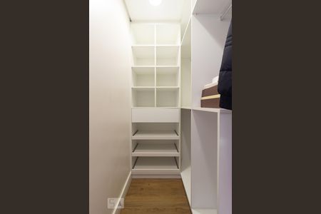 Closet do Quarto Suíte 1 de casa para alugar com 3 quartos, 200m² em Jardim Cupecê, São Paulo