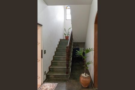 Escada de casa à venda com 4 quartos, 360m² em Vila Cloris, Belo Horizonte