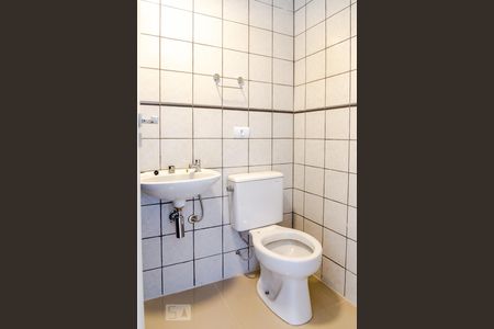 Banheiro de kitnet/studio para alugar com 1 quarto, 20m² em Centro, Curitiba