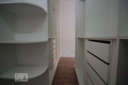 Closet Suíte 1 de casa à venda com 3 quartos, 220m² em Butantã, São Paulo
