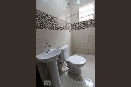 Banheiro de kitnet/studio para alugar com 1 quarto, 25m² em Vila Romero, São Paulo