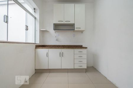 Cozinha de casa para alugar com 1 quarto, 37m² em Jardim Aeroporto, São Paulo