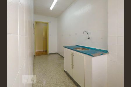 Cozinha vista pela área de servico de apartamento para alugar com 1 quarto, 49m² em Liberdade, São Paulo