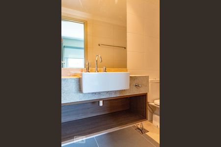 Banheiro de kitnet/studio para alugar com 1 quarto, 55m² em Independência, Porto Alegre